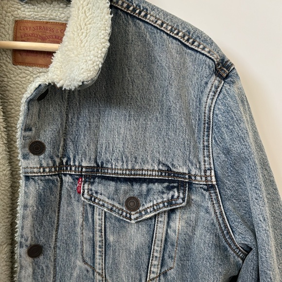 Levi’s Sherpa Lined Denim Jacket - Picture 2 of 6